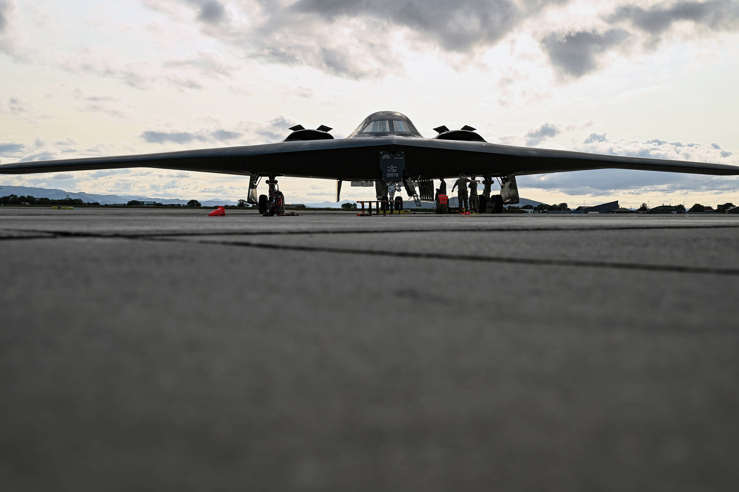 nonproliferaMaintainers
assigned to 393rd Expeditionary Bomb Squadron prepare B-2 Spirit for its first hot pit refueling at Ørland flystasjon
