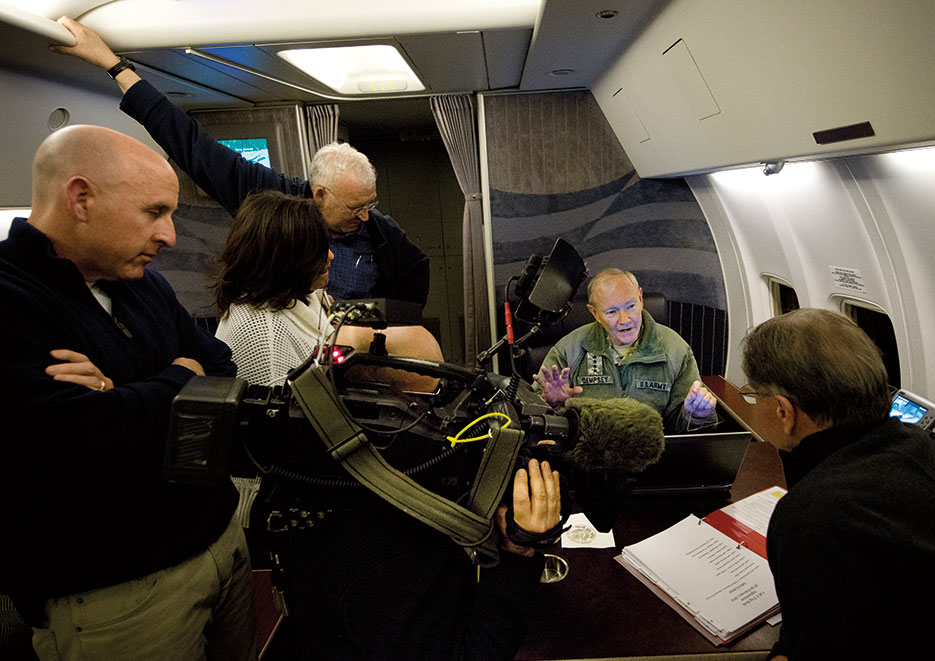 Chairman talks with Jim Miklaszewski (chief Pentagon correspondent with NBC News) and other members of media aboard USAF C-40 aircraft en route to Afghanistan (DOD/D. Myles Cullen)