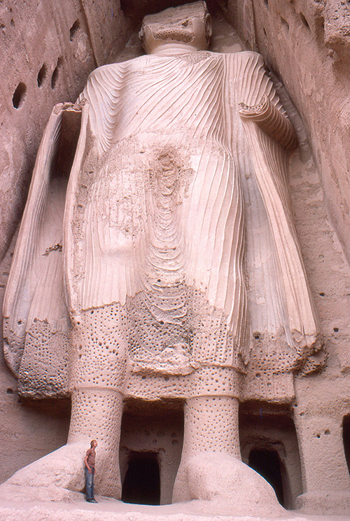 Smaller Bamiyan Buddha from base, Afghanistan 1977, destroyed by Taliban in 2001 (Phecda109)