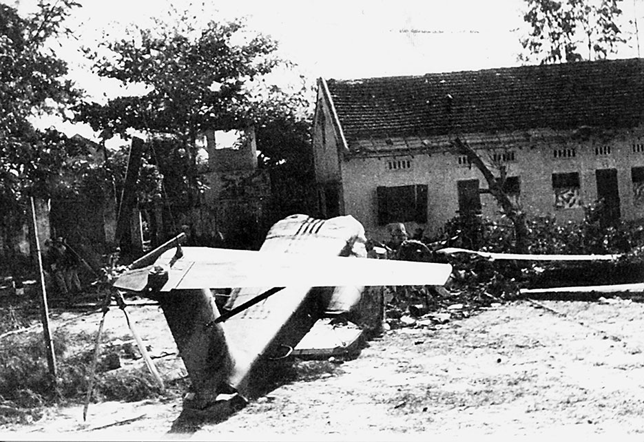 During rescue mission, HH-3E Jolly Green helicopter code-named “Banana,” carrying 14 Green Berets, deliberately crash landed inside walls of North Vietnam’s Son Tay POW camp, November 20, 1970 (USAF)