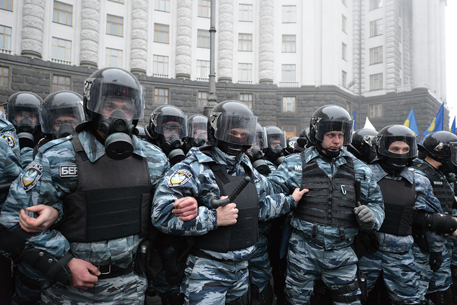 Defensive line of Berkut soldiers in riot gear by Cabinet of Ministers building during 2013 Euromaidan protests (Ivan Bandura)