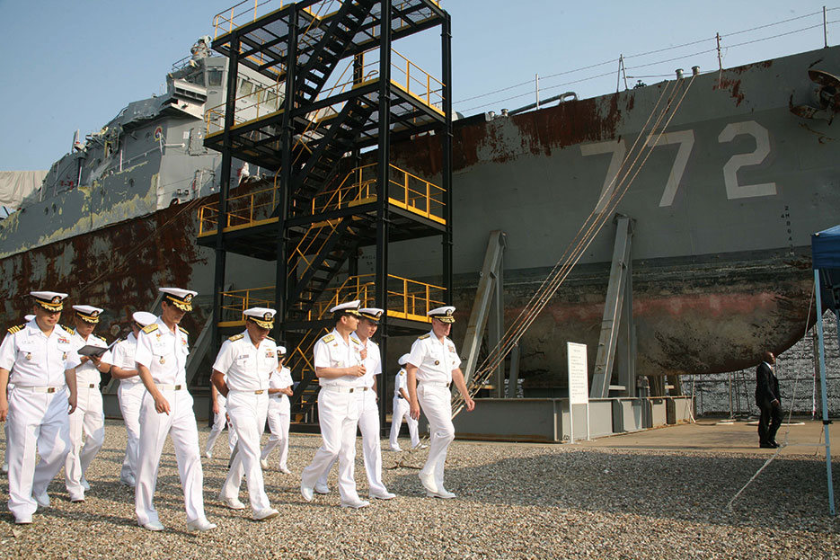 South Korean and U.S. admirals inspect wreckage of ROKS <i>Cheonan</span> at Pyeongtaek, September 2010 (U.S. Navy/Jared Apollo Burgamy)