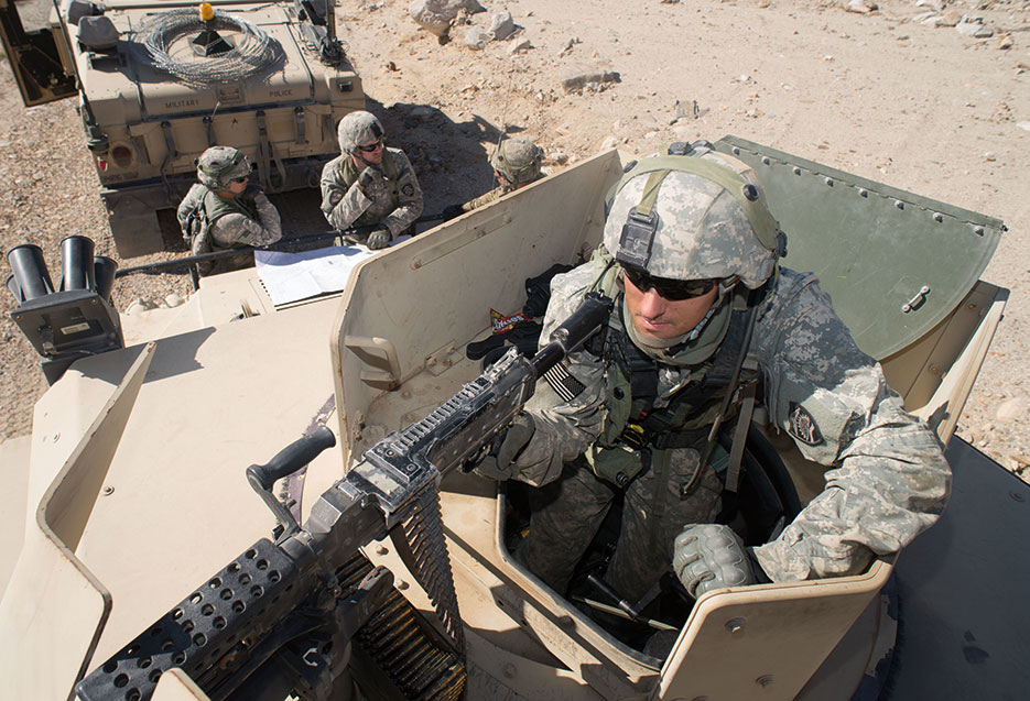 Oregon National Guardsman assigned to 1186th Military Police Company provides security during mission at National Training Center at Fort Irwin, California, August 23, 2015 (U.S. Army/W. Chris Clyne)