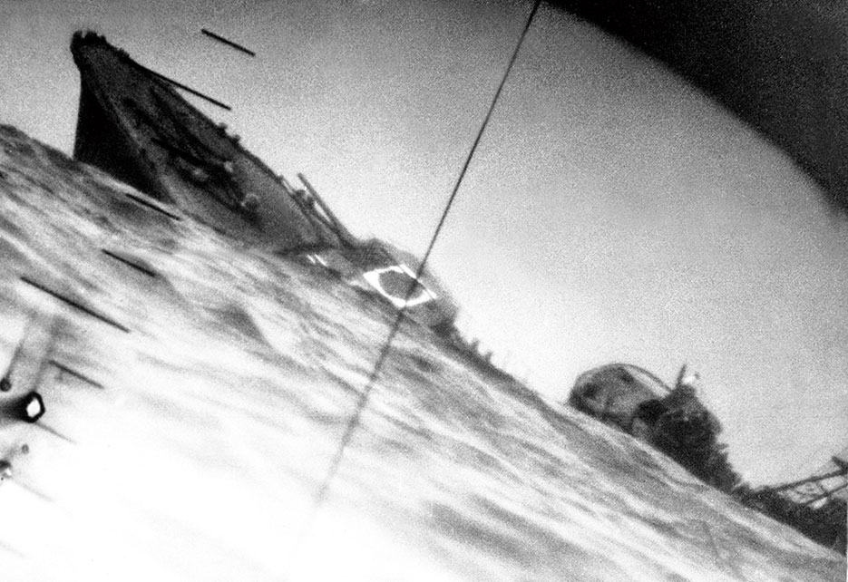 Torpedoed Japanese destroyer IJN Yamakaze photographed through periscope of USS Nautilus, June 25, 1942 (U.S. Navy)