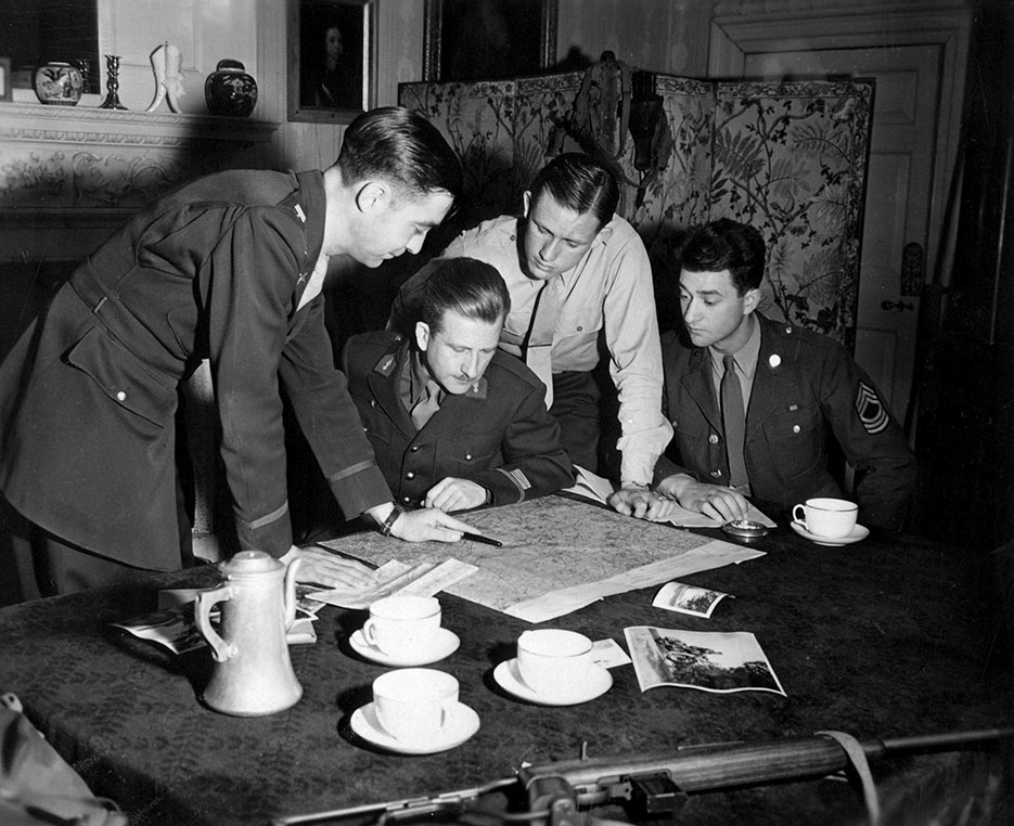 Jedburghs get instructions from briefing officer in London, 1944 (U.S. Office of Strategic Services)