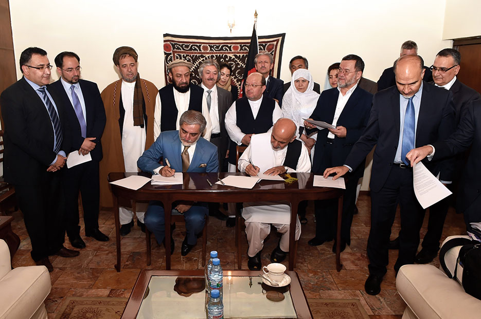 Afghan presidential candidates Abdullah Abdullah and Ashraf Ghani sign Joint Declaration of the Electoral Teams in Kabul, August 2014 (State Department)