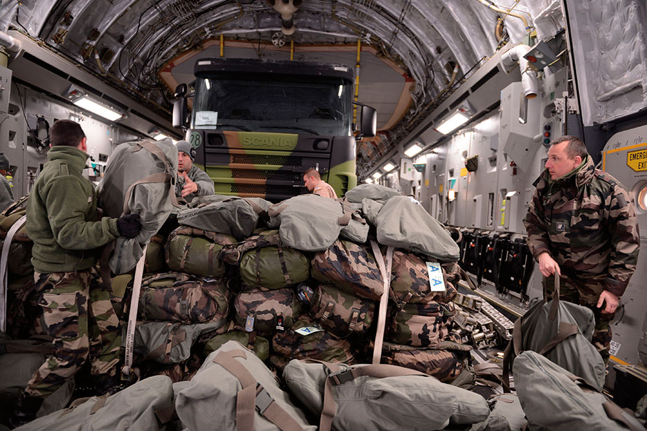 U.S. Airmen and French soldiers load equipment inside U.S. Air Force C-17 Globemaster III in Istres, France, January 21, 2013 (U.S. Air Force/Nathanael Callon)