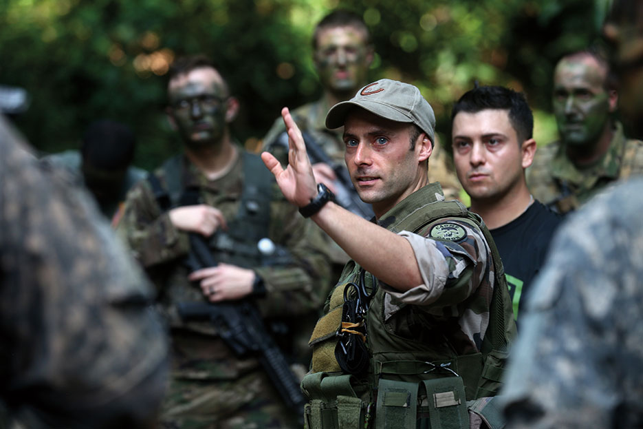 French army instructor teaches squad movements to U.S. Soldiers attending French Jungle Warfare School as part of annual, combined, joint military exercise Central Accord 2016 (U.S. Army/Henrique Luiz de Holleben)