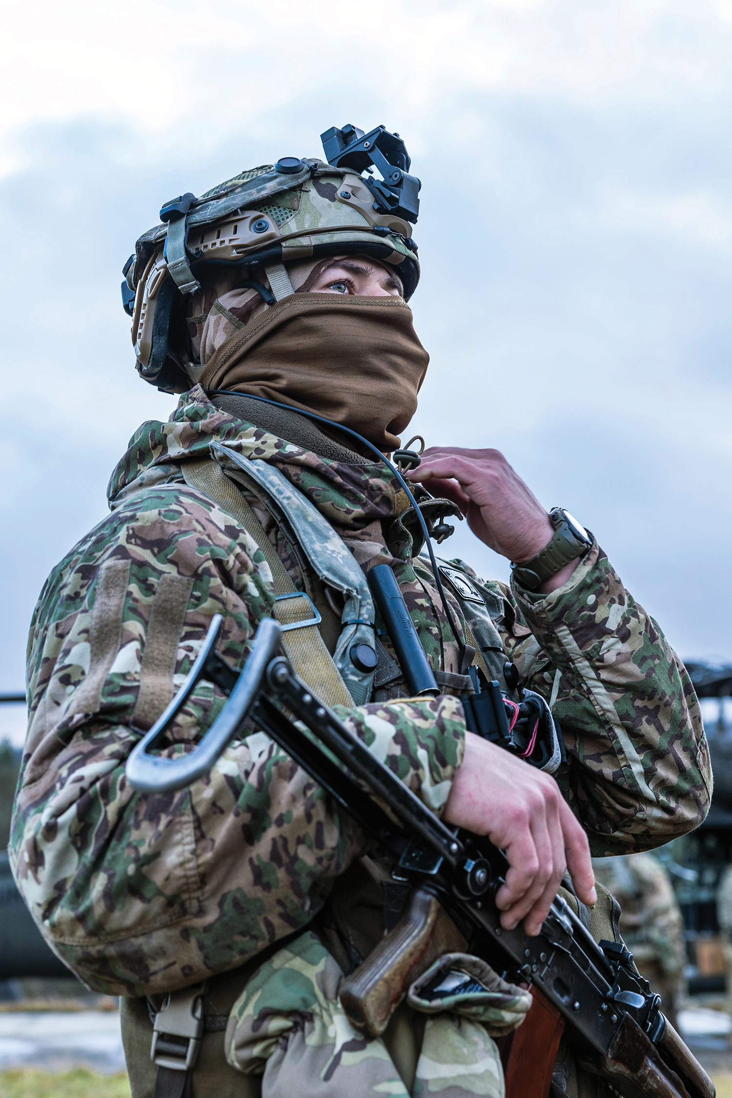Ukrainian special forces soldier prepares  for mission with 12th Combat Aviation  Brigade and U.S. Army’s 10th Special Forces  Group during exercise Combined Resolve 16  in Hohenfels, Germany, December 8, 2021 (U.S. Army/Patrik Orcutt)