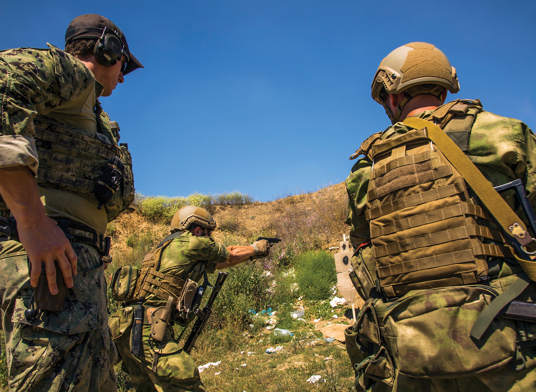 U.S. Naval Special Warfare Operator observes Ukrainian special operations forces operator during weapons range in Ochakiv, Ukraine, during exercise Sea Breeze 17, July 18, 2017 (U.S. Navy/William Leasure)