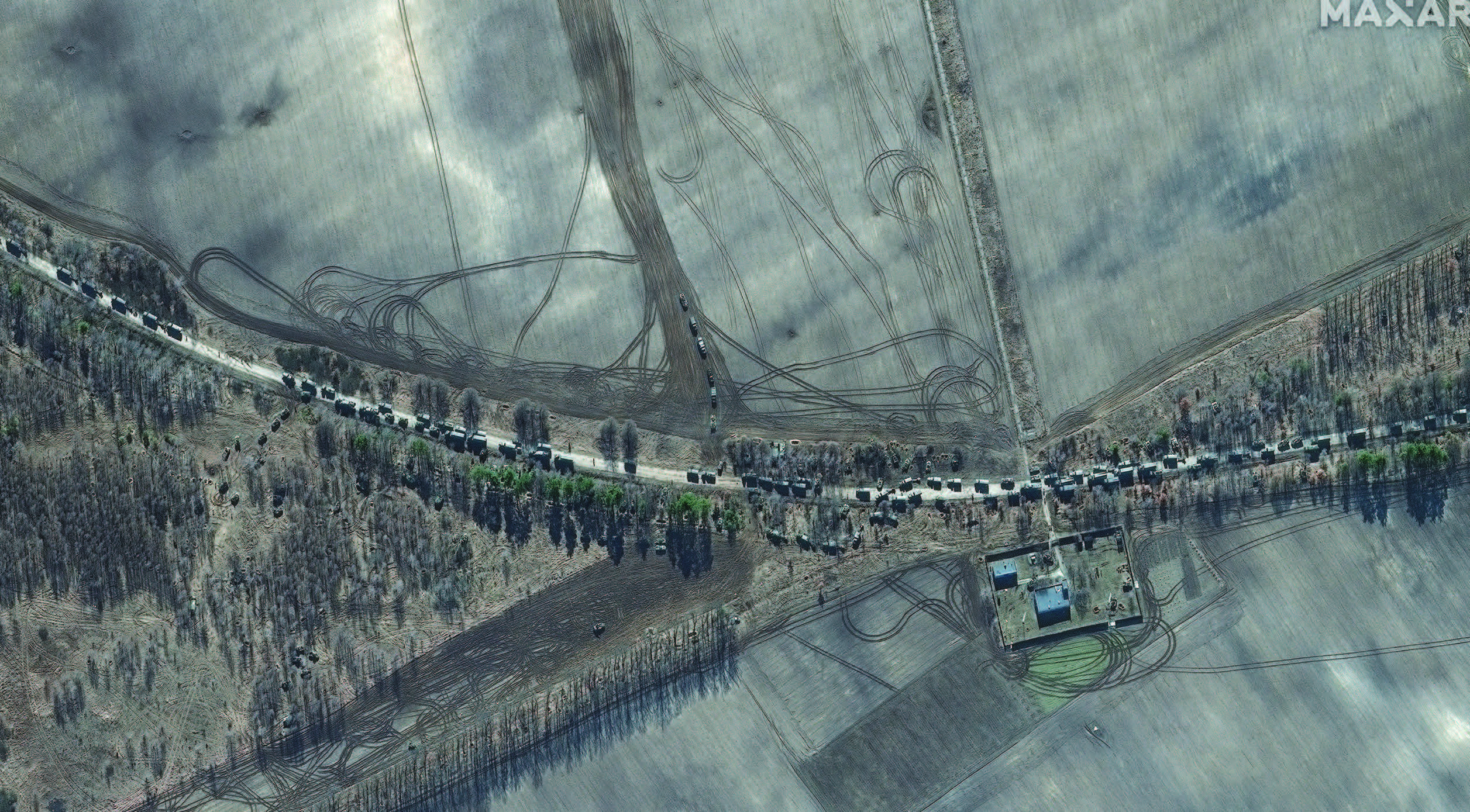 صورة من الفضاء للرتل الروسي المتعثر شمال كييف (ماكسار)