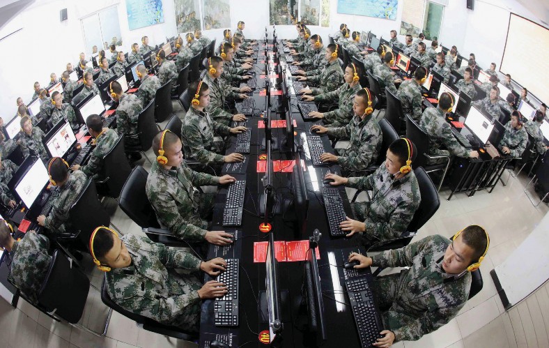 Chinese soldiers browse news on desktop computers at People’s Liberation Army garrison in Chongqing, China, November 14, 2013(Imaginechina/Alamy)