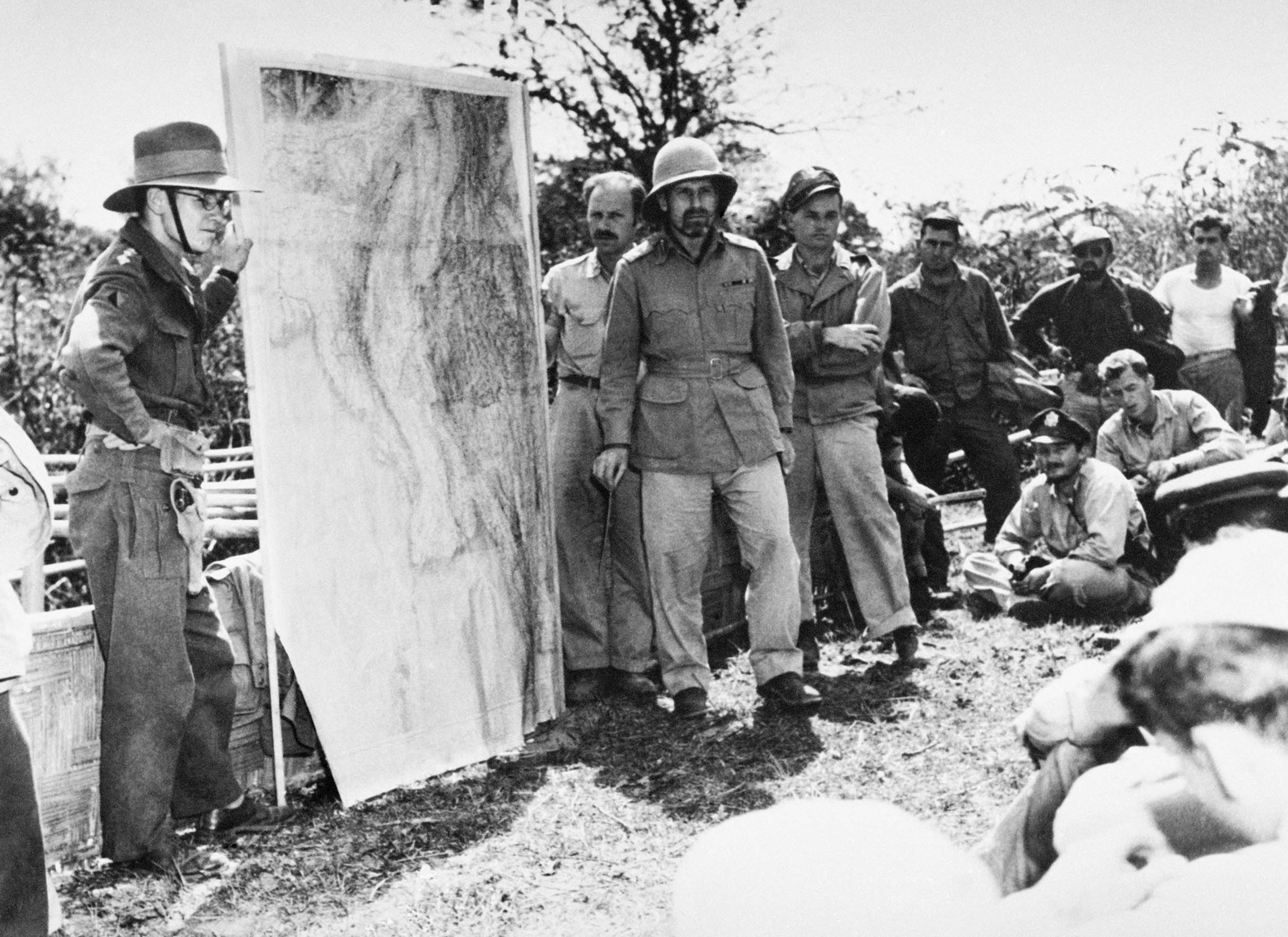 Chindits commander General Orde Wingate (wearing pith helmet) briefs members of 1st Air Commando, U.S. Army Air Force, in Burma, circa 1944 (PA Images/Alamy)