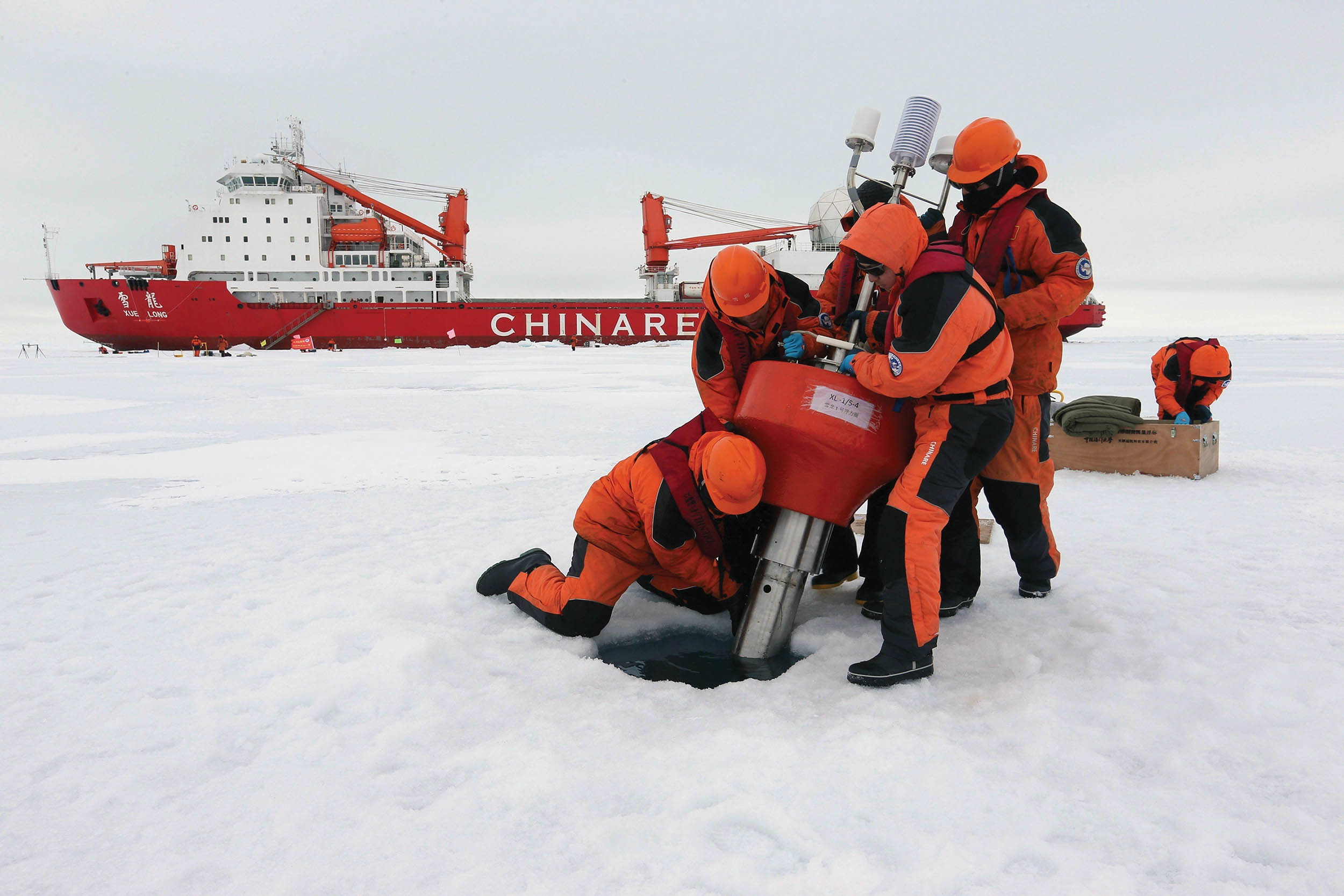 Members of China’s research team set up ocean profiling float at short-term data acquisition location near icebreaker Xuelong, or “Snow Dragon,” in Arctic Ocean, August 18, 2016 (Xinhua/Alamy Live News/Wu Yue)