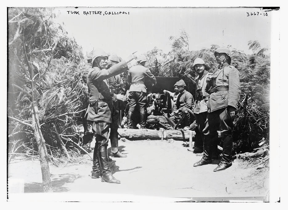 Ottoman soldiers and guns during Gallipoli campaign (Library of Congress)