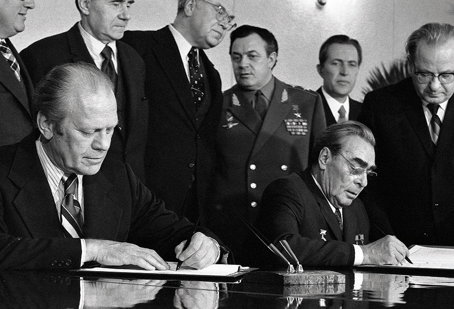 President Ford and Soviet General Secretary Leonid Brezhnev sign Joint Communiqué following talks on limitation of strategic offensive arms in Vladivostok, November 24, 1974 (Gerald R. Ford Library/David Hume Kennerly)