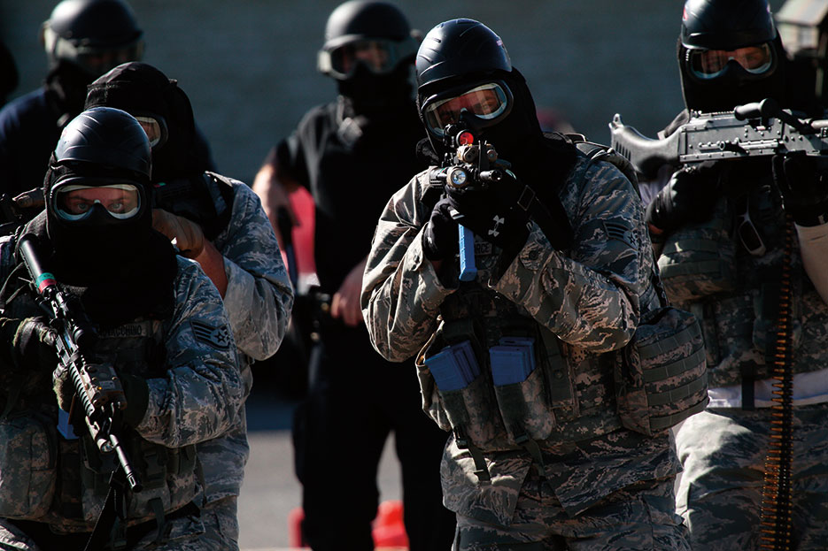 Airmen from New Jersey Air National Guard’s 177th Security Forces Squadron and local law enforcement officers move toward sound of gunfire, October 24, 2014, during active shooter exercise at Atlantic City Air National Guard Base, New Jersey (U.S. Air National Guard/Matt Hecht)