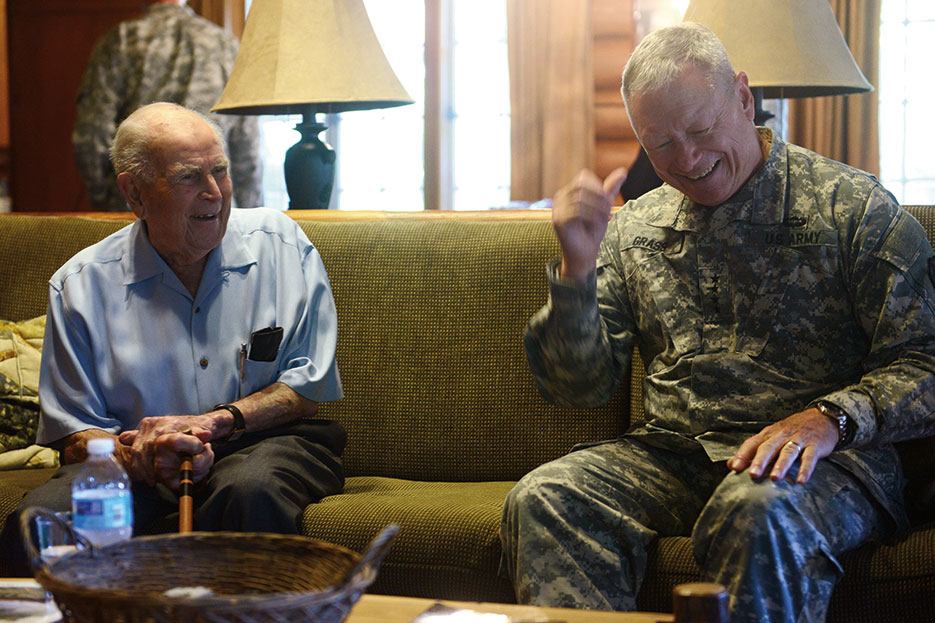Chief of the National Guard General Frank Grass meets with Retired General Jack Vessey, former Chairman of the Joint Chiefs of Staff, during visit to Camp Ripley, August 10, 2015 (DOD)