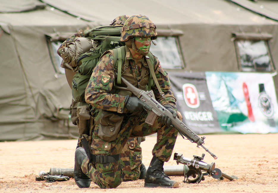 Swiss grenadier takes part in raid commando competition in 2007 (Courtesy Ltpcb)