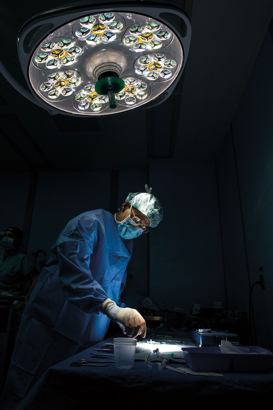 Hospital Corpsman performs cataract surgery on Fijian patient aboard hospital ship USNS Mercy, June 13, 2015, during Pacific Partnership 2015 (U.S. Air Force/Peter Reft)