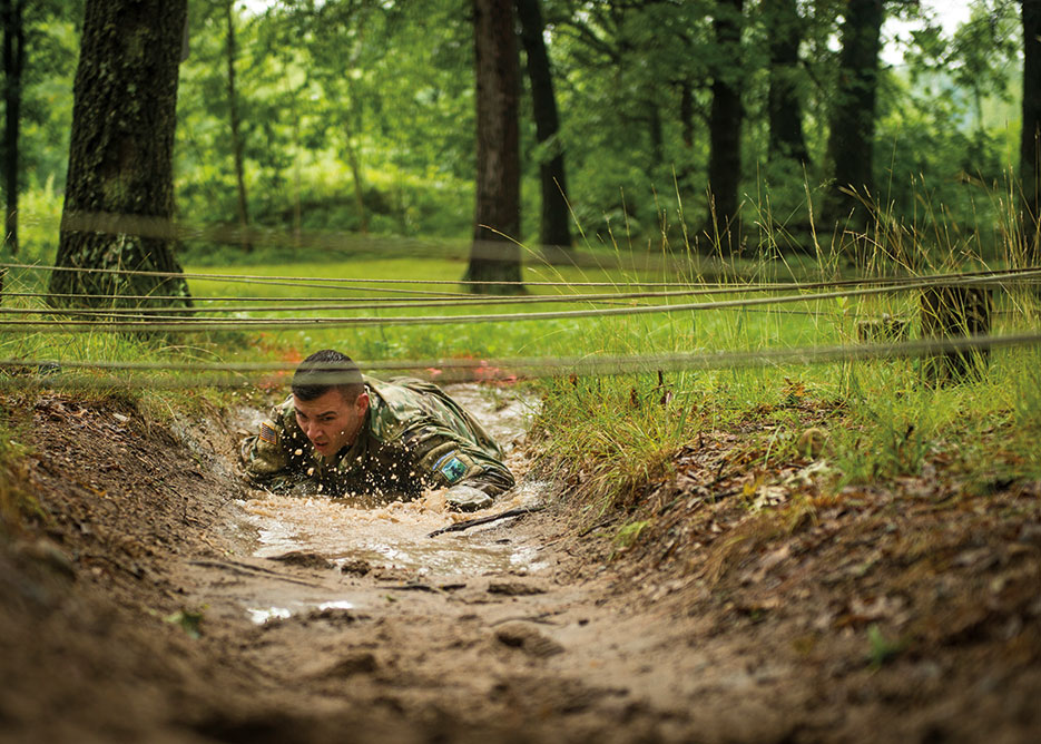 Arkansas National Guardsman completes confidence course of 2017 Army National Guard Best Warrior Competition, July 18, 2017, at Camp Ripley Training Center, Minnesota (Minnesota National Guard/Paul Santikko)